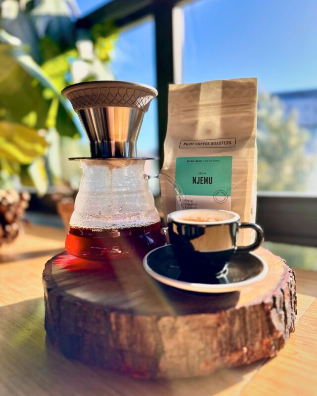 NEW Short term Single Origin espresso in our Seasonal Hopper at our South End location.  With notes of Cherry and Grapefruit this Kenyan coffee is light and delicate and a delight to the senses. 

Enjoy as a pour over, espresso or in an americano today!  Both cafés are stocked with retail bags as well!

#coffee #singleorigin #seasonalcoffee #sudbury