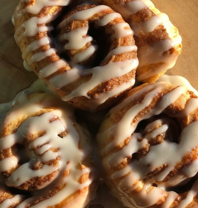 This is your reminder that Salute has delicious, warm cinnamon buns all weekend long!!! Come on by for a treat! 🤙🏼